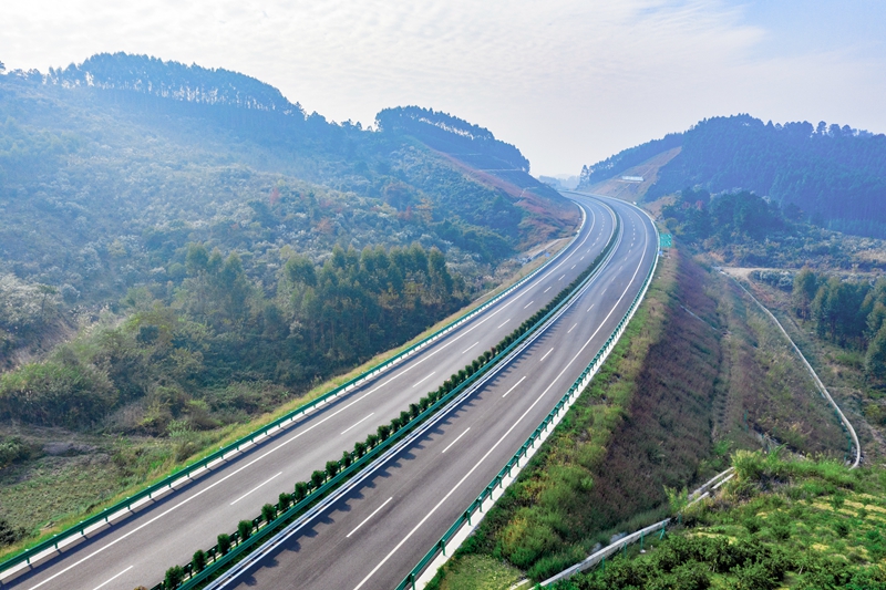 6.高速公路與群山相連，植被覆蓋率高，與原生態(tài)環(huán)境恢復有機結合.jpg