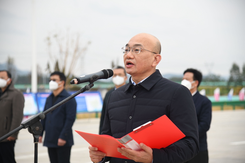 自治區(qū)交通運(yùn)輸廳黨組成員、總工程師陳津維宣布通車.jpg